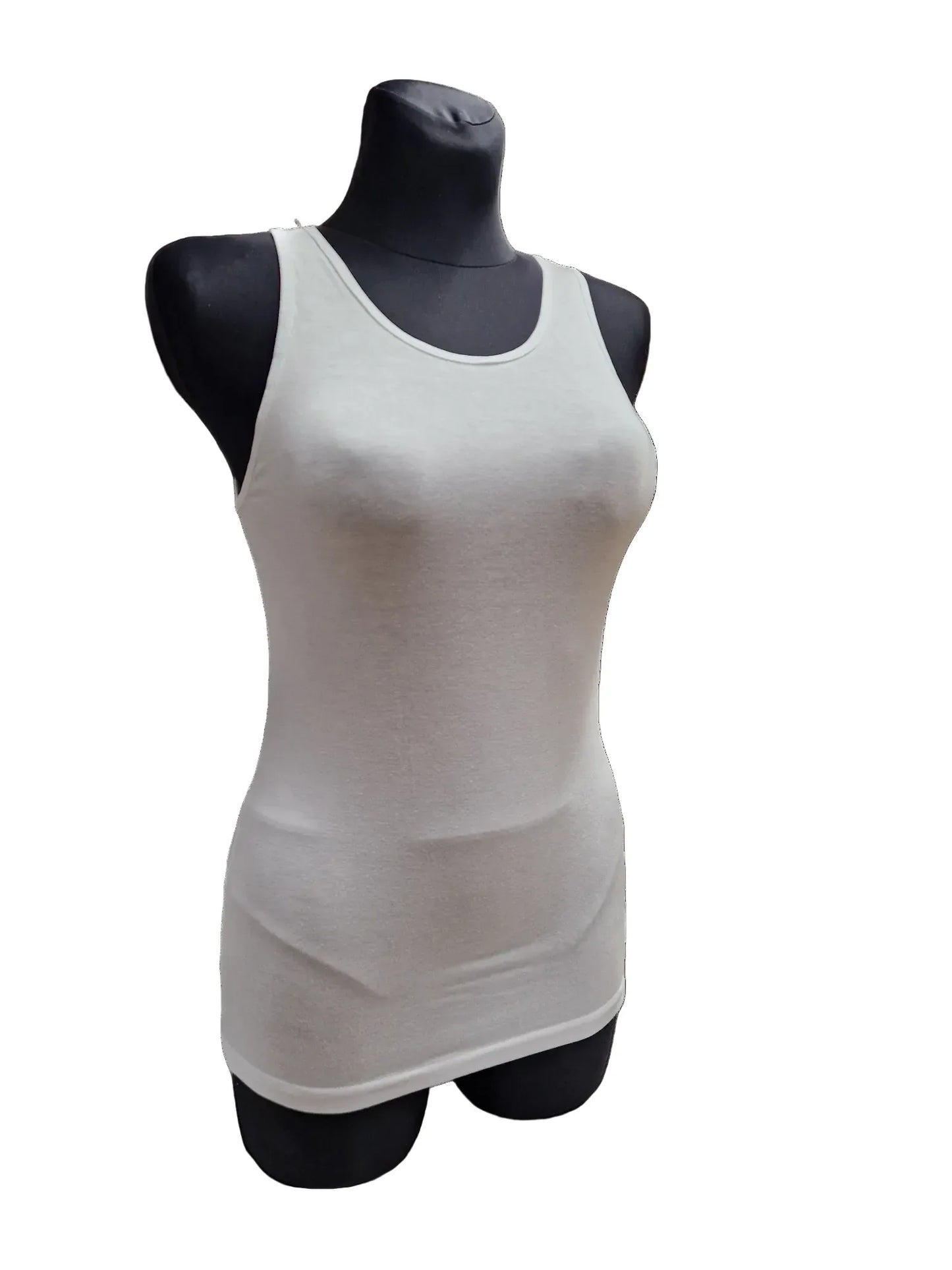 En hvid, ærmeløs tanktop vises på en sort mannequin‑overkrop mod en hvid baggrund. Toppen er ensfarvet, tætsiddende og har en rundet scoop‑halsudskæring.