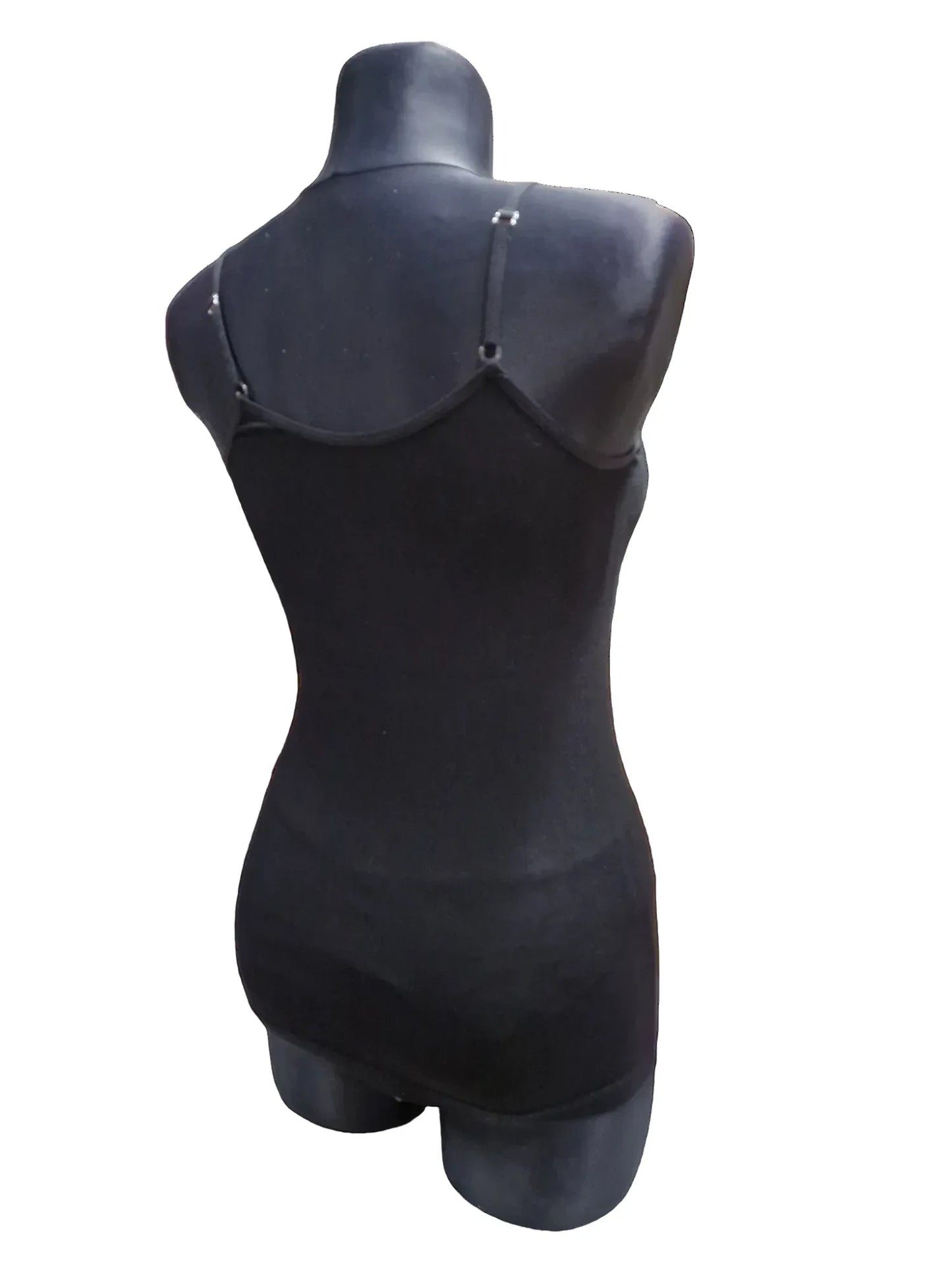 En sort mannequin‑overkrop viser en tætsiddende sort camisole med tynde, justerbare stropper, set bagfra mod en hvid baggrund.