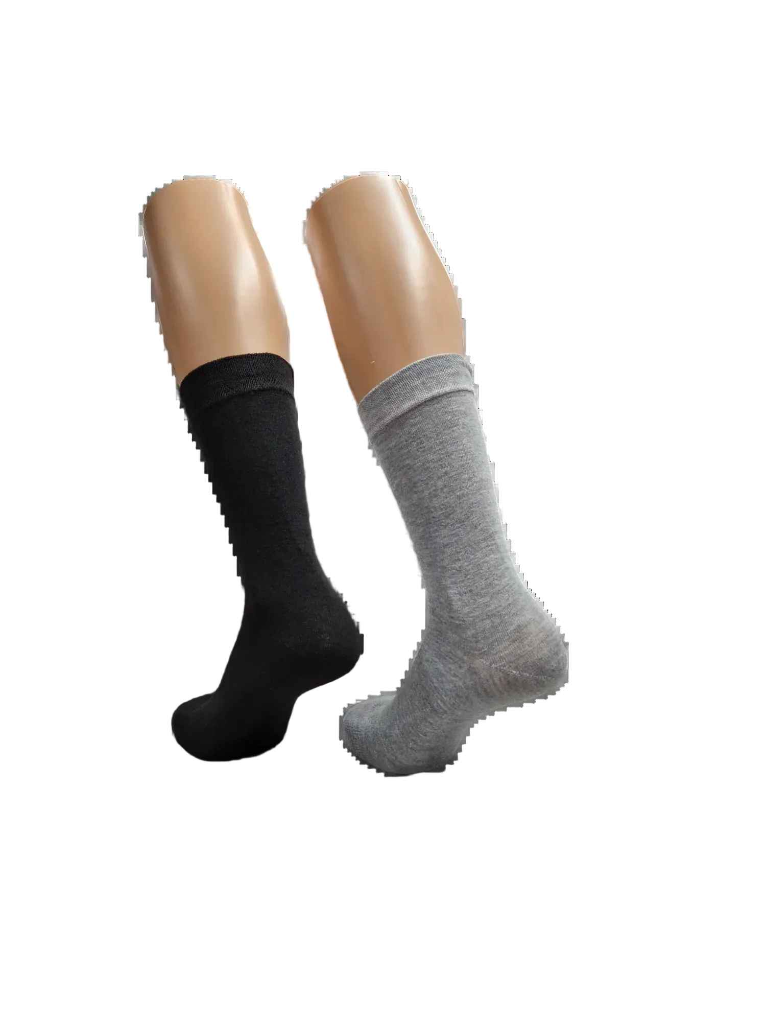 To mannequinben viser et par sokker – én sort og én lysegrå – mod en ensfarvet sort baggrund.
